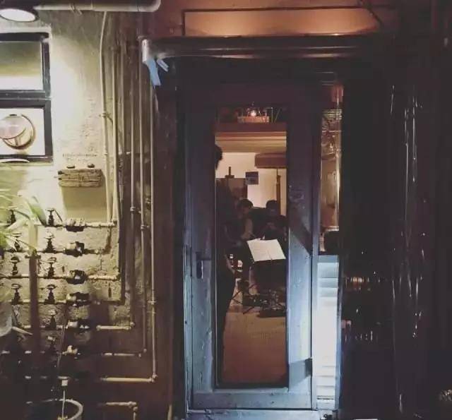 抖音最新热门梗揭秘，小巷深处的神秘小店探秘